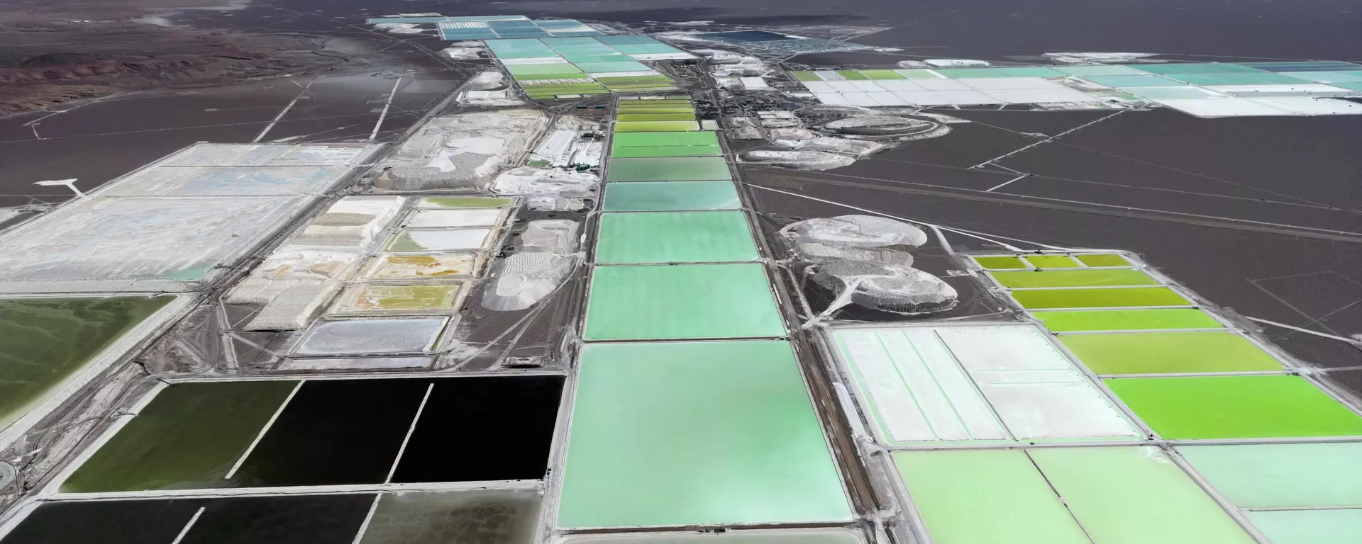 Na mina de lítio de Albemarle, no deserto do Atacama, no Chile, as poças de salmoura são lentamente transformadas em lítio. - Sputnik Brasil, 1920, 05.02.2026