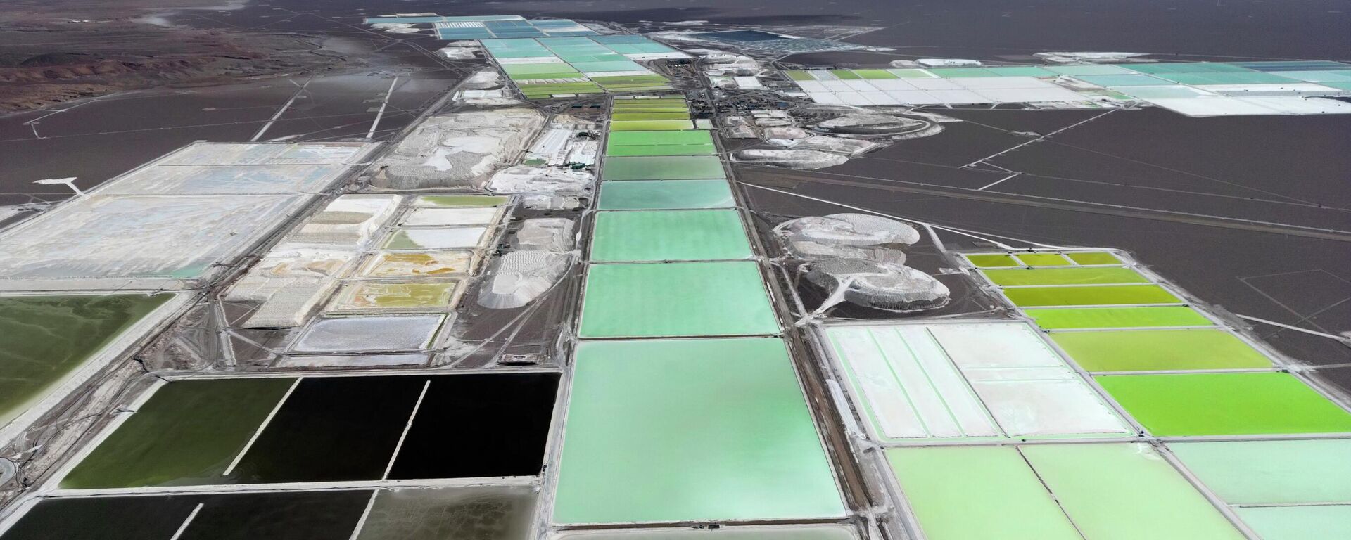 Na mina de lítio de Albemarle, no deserto do Atacama, no Chile, as poças de salmoura são lentamente transformadas em lítio. - Sputnik Brasil, 1920, 05.02.2026