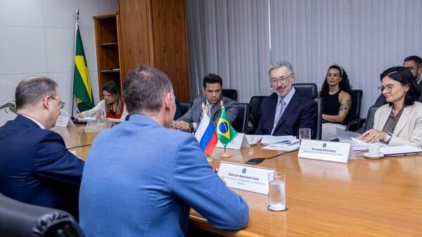 Integrantes do Ministério do Desenvolvimento, Indústria, Comércio e Serviços (MDIC) e a delegação oficial da Federação Russa reúnem-se em Brasília. 4 de fevereiro de 2026. - Sputnik Brasil