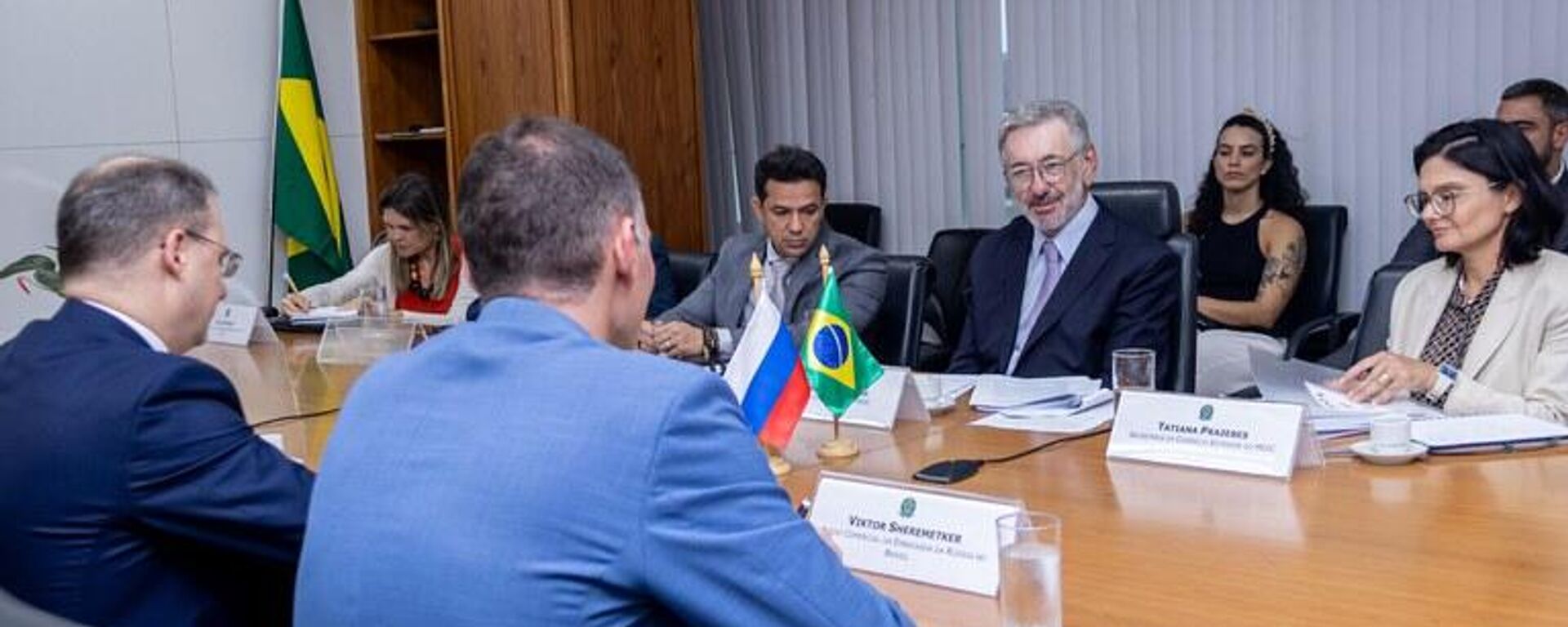 Integrantes do Ministério do Desenvolvimento, Indústria, Comércio e Serviços (MDIC) e a delegação oficial da Federação Russa reúnem-se em Brasília. 4 de fevereiro de 2026. - Sputnik Brasil, 1920, 04.02.2026