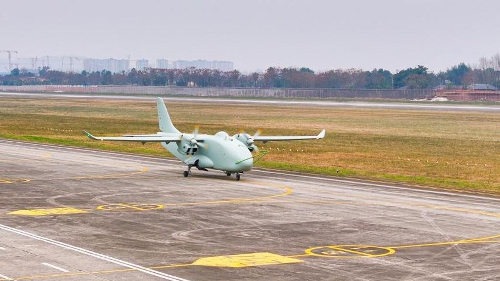 O primeiro veículo de transporte não tripulado com propulsão híbrida do mundo, o CH YH-1000S da China
 - Sputnik Brasil, 1920, 05.02.2026