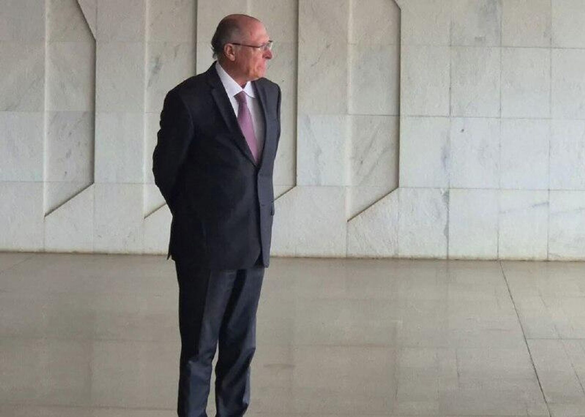 Vice-presidente brasileiro, Geraldo Alckmin (PSB), e o chanceler Mauro Vieira aguardam chegada do premiê russo Mikhail Mishustin, em Brasília