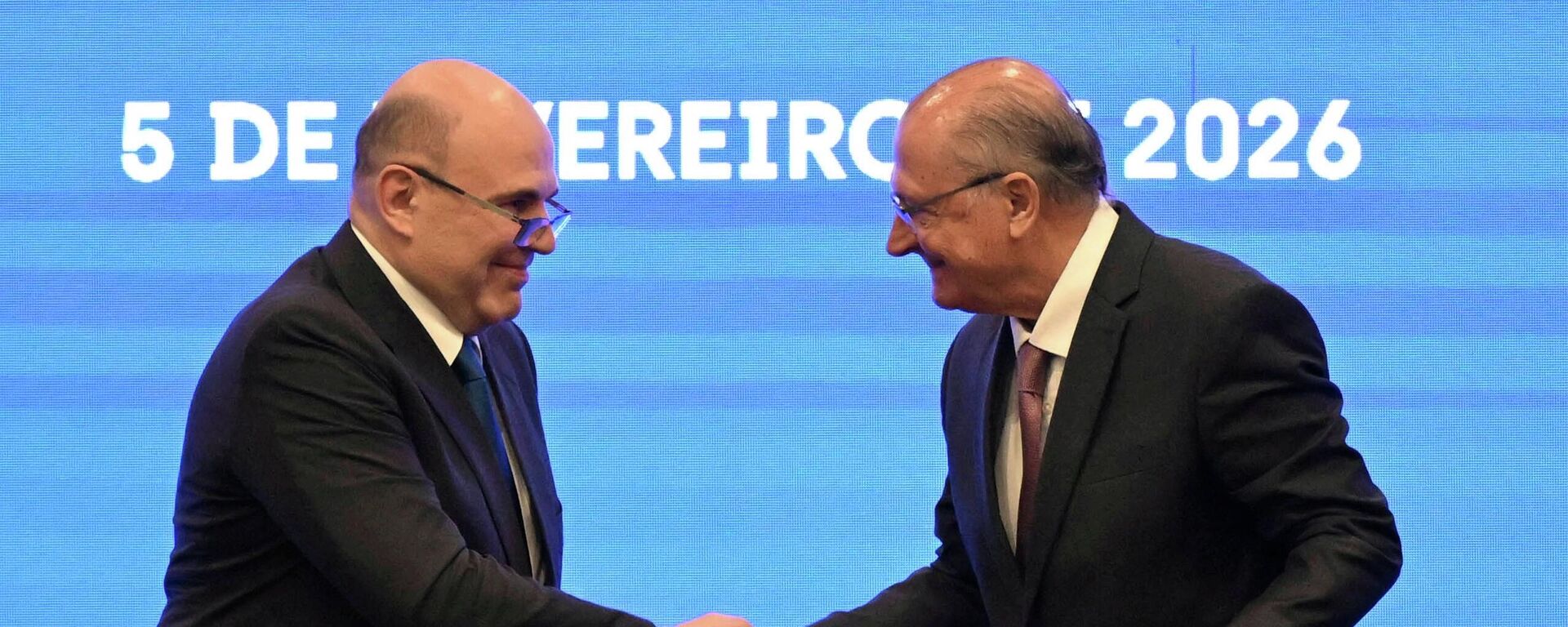 O primeiro-ministro da Rússia, Mikhail Mishustin (à esq.), cumprimenta o vice-presidente do Brasil, Geraldo Alckmin (à dir.), durante evento em Brasília, em fevereiro de 2026 - Sputnik Brasil, 1920, 05.02.2026