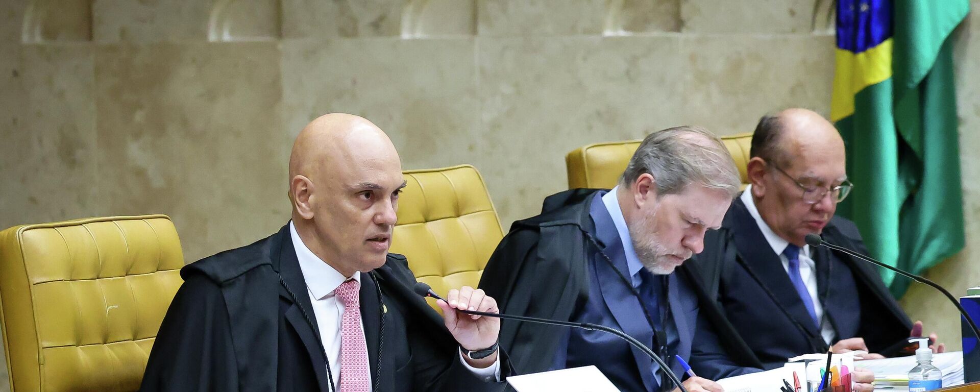 Os ministros Alexandre de Moraes (à esq.), Dias Toffoli (centro) e Gilmar Mendes (à dir.) durante sessão plenária do Supremo Tribunal Federal (STF) - Sputnik Brasil, 1920, 06.02.2026