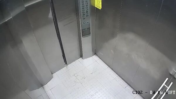 Balões de aniversário explodem dentro de elevador na Índia - Sputnik Brasil