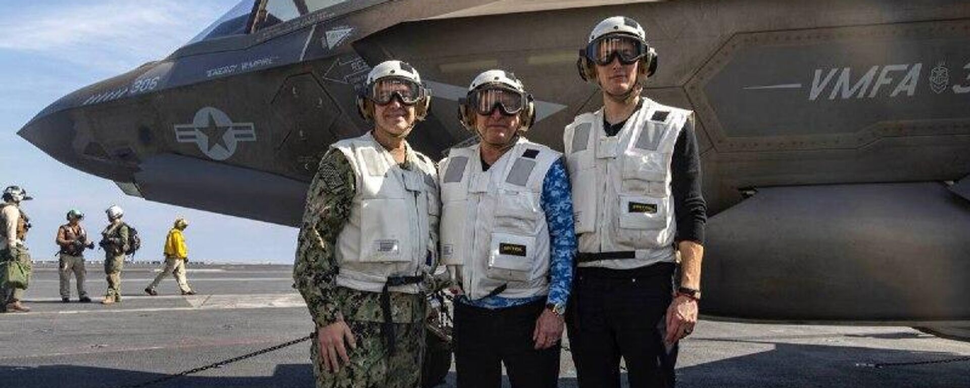 Aviso para o Irã? Witkoff e Kushner visitam USS Abraham Lincoln após negociações com Teerã - Sputnik Brasil, 1920, 07.02.2026