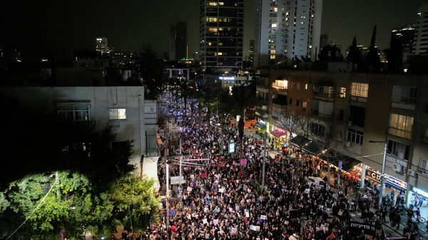 Cidadãos palestinos de Israel participam de um protesto exigindo maior segurança em meio ao aumento da criminalidade em suas comunidades, em Tel Aviv. Israel, 31 de janeiro de 2026 - Sputnik Brasil