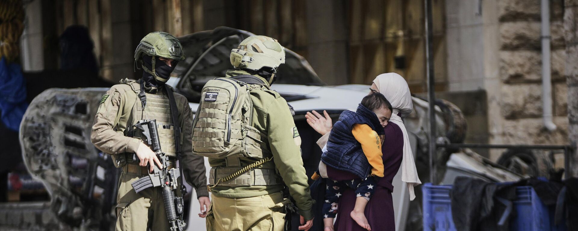 Mulher palestina pede a soldados israelenses permissão para entrar em sua casa durante uma incursão israelense na cidade de Hebron, na Cisjordânia, 19 de janeiro de 2026 - Sputnik Brasil, 1920, 08.02.2026