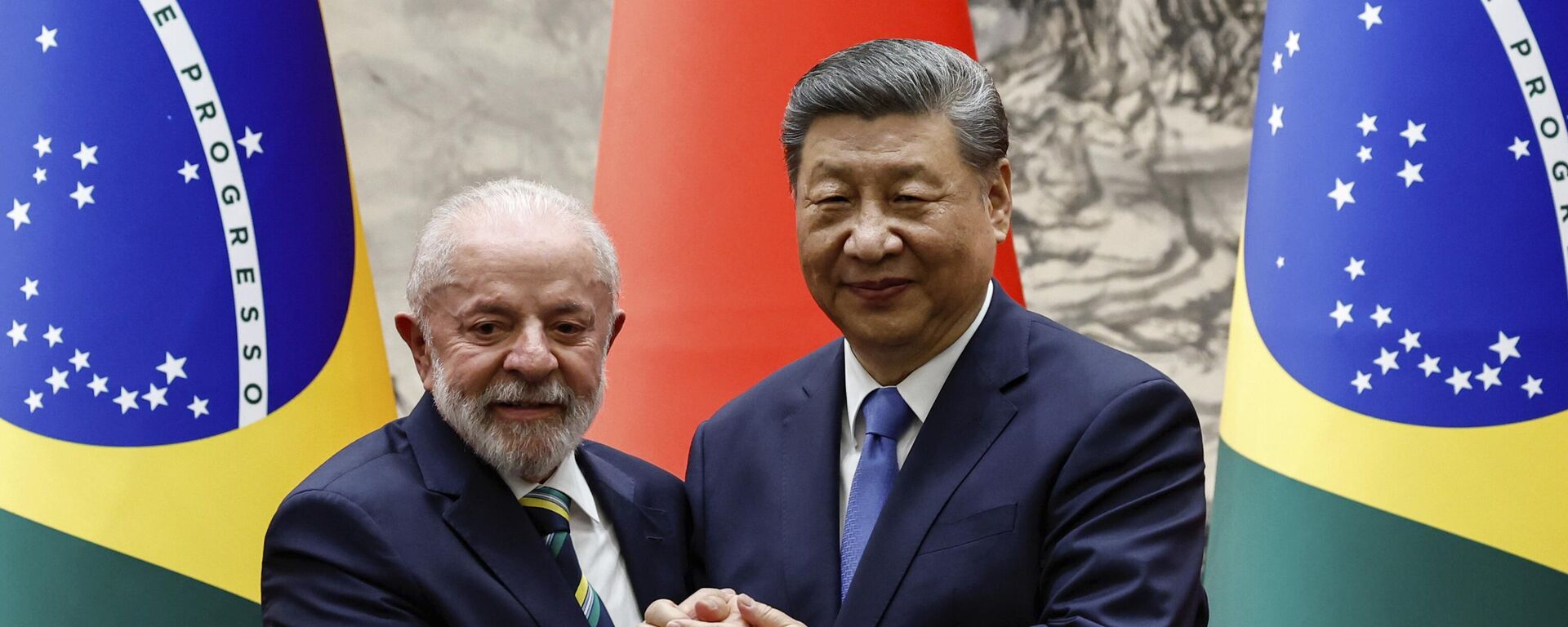O presidente brasileiro Luiz Inácio Lula da Silva e o presidente chinês Xi Jinping,13 de maio de 2025 - Sputnik Brasil, 1920, 09.02.2026