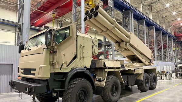 O sistema de lançadores múltiplos Sarma, desenvolvido pela indústria de defesa russa, é exibido na World Defense Show 2026, na Arábia Saudita - Sputnik Brasil