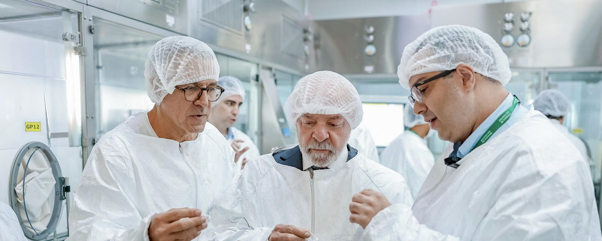O presidente do Brasil, Luiz Inácio Lula da Silva (centro), durante visita ao Centro de Produção de Vacina contra a Dengue (PVD) do Instituto Butantan. São Paulo (SP), em fevereiro de 2026 - Sputnik Brasil, 1920, 09.02.2026