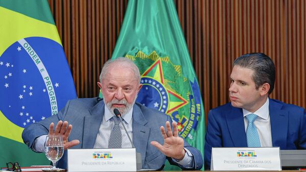 O presidente do Brasil, Luiz Inácio Lula da Silva (à esq.), acompanhado do presidente da Câmara dos Deputados, Hugo Motta (à dir.), durante reunião, em maio de 2025 - Sputnik Brasil