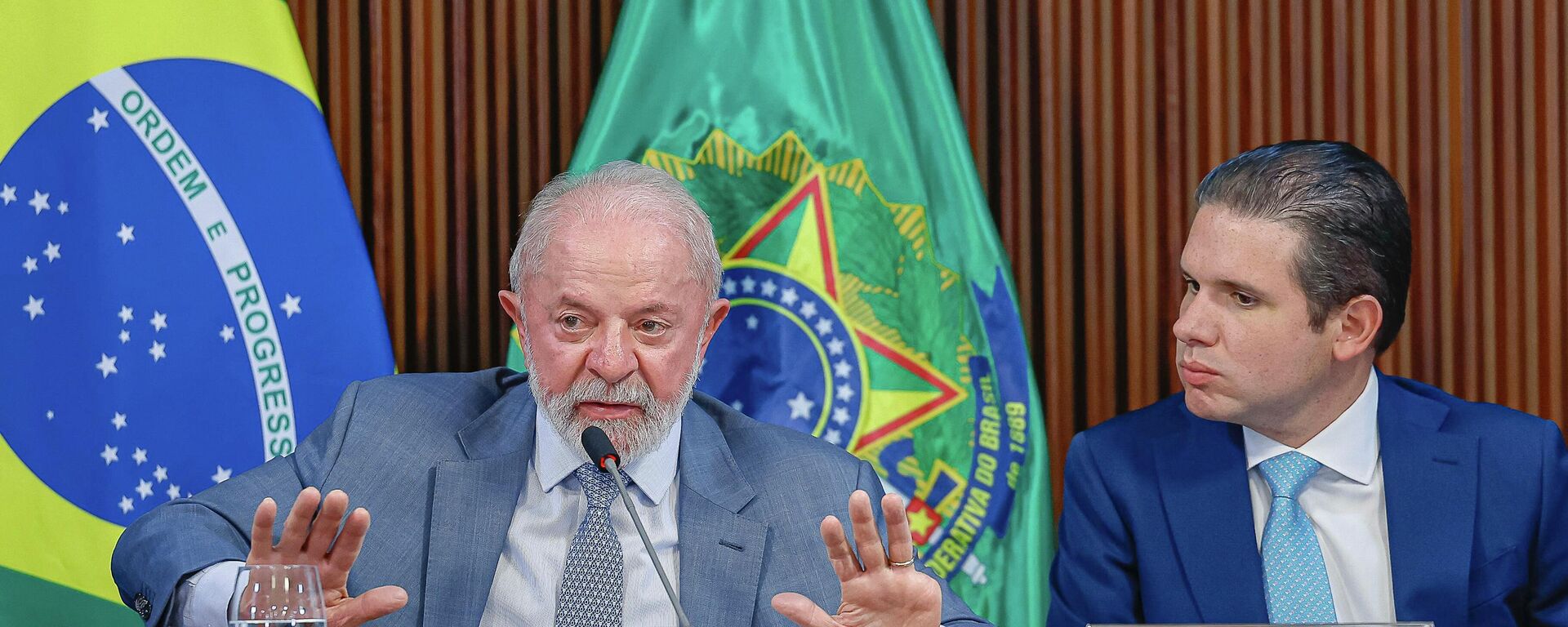 O presidente do Brasil, Luiz Inácio Lula da Silva (à esq.), acompanhado do presidente da Câmara dos Deputados, Hugo Motta (à dir.), durante reunião, em maio de 2025 - Sputnik Brasil, 1920, 09.02.2026