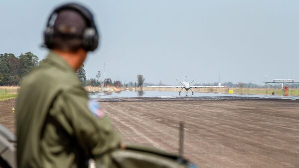 Piloto da Força Aérea Brasileira (FAB) acompanha decolagem do veículo aéreo não tripulado (VANT) RQ-900 em Santa Maria (RS) - Sputnik Brasil