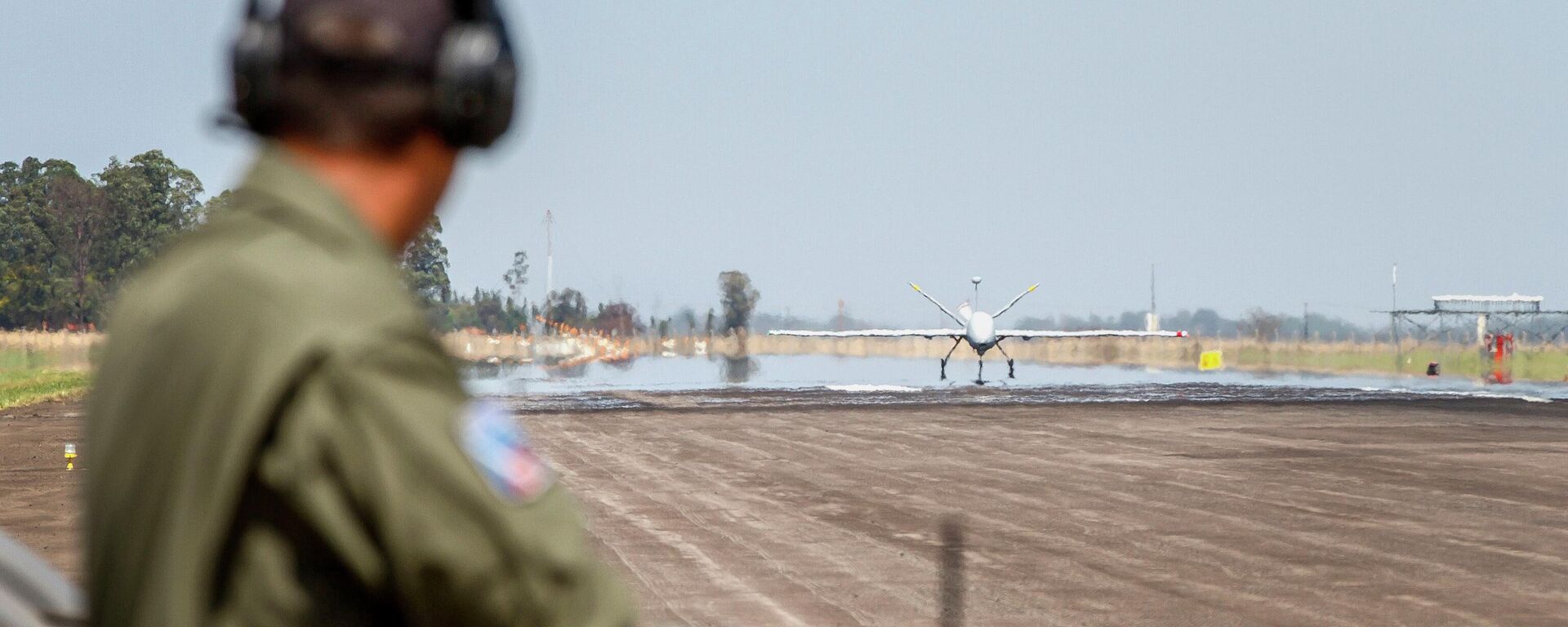 Piloto da Força Aérea Brasileira (FAB) acompanha decolagem do veículo aéreo não tripulado (VANT) RQ-900 em Santa Maria (RS) - Sputnik Brasil, 1920, 10.02.2026