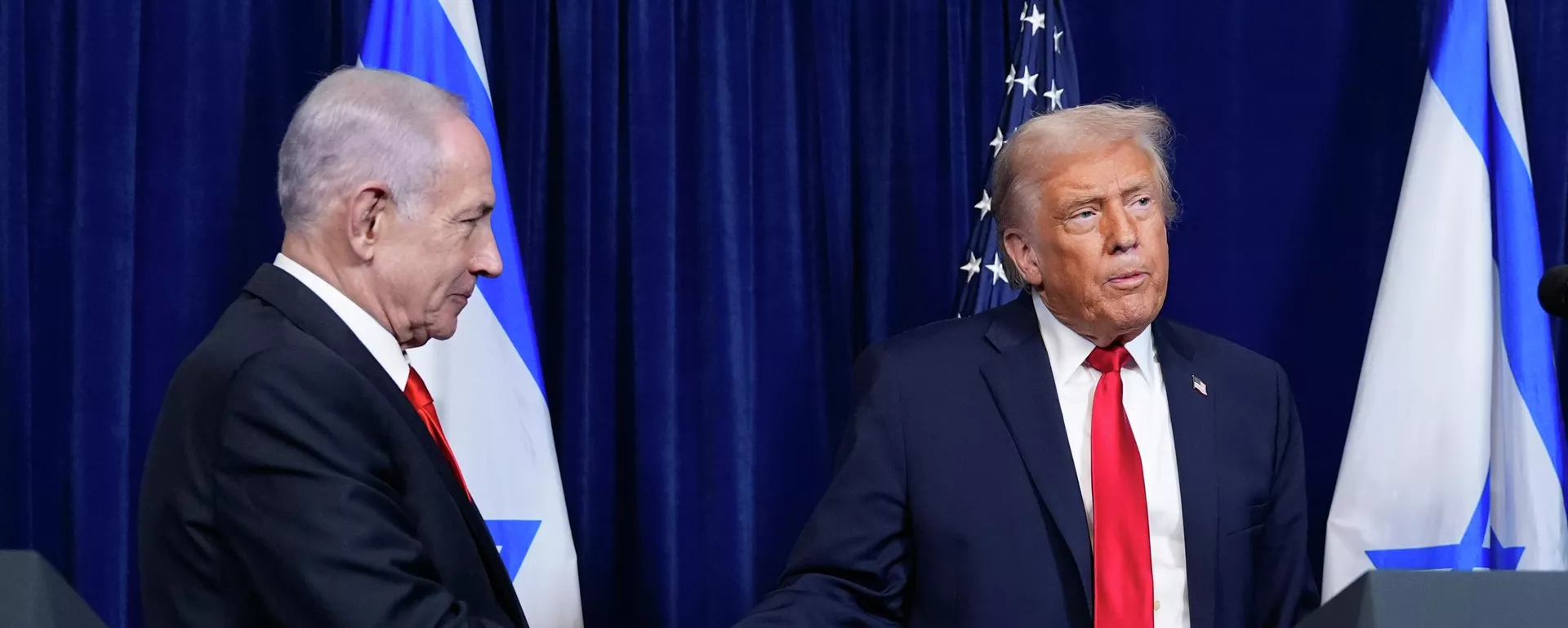 O presidente dos Estados Unidos, Donald Trump (à direita), cumprimenta o primeiro-ministro de Israel, Benjamin Netanyahu, em dezembro de 2025 - Sputnik Brasil, 1920, 22.06.2026