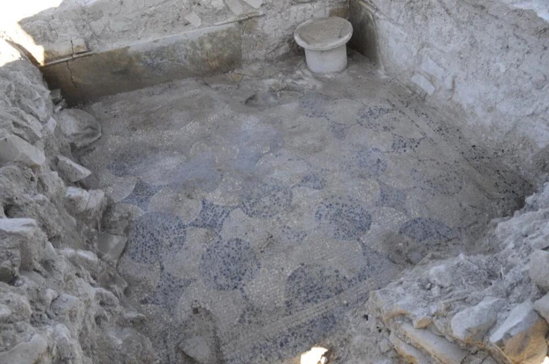 Fragmento da sala episcopal descoberta. - Sputnik Brasil, 1920, 10.02.2026