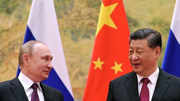 Xi Jinping e Vladimir Putin conversam durante reunião em Pequim. China, 4 de fevereiro de 2022 - Sputnik Brasil