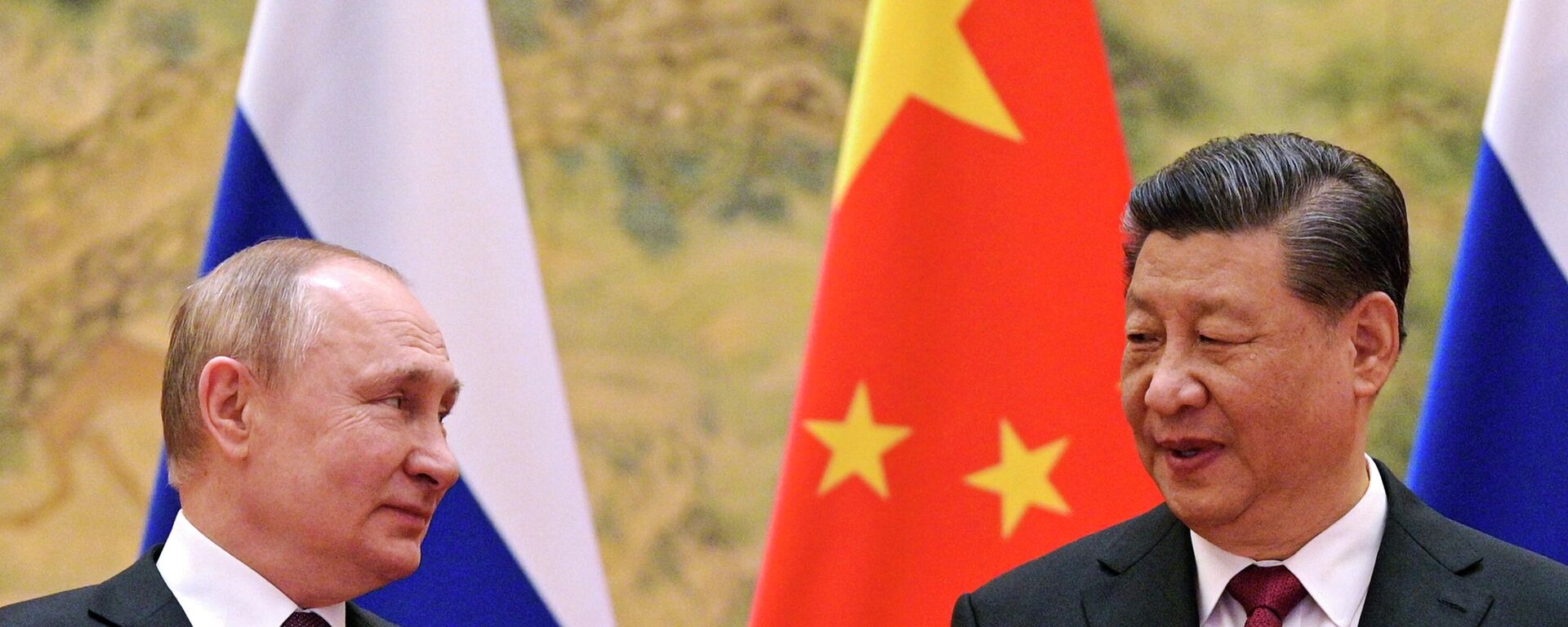 Xi Jinping e Vladimir Putin conversam durante reunião em Pequim. China, 4 de fevereiro de 2022 - Sputnik Brasil, 1920, 10.02.2026