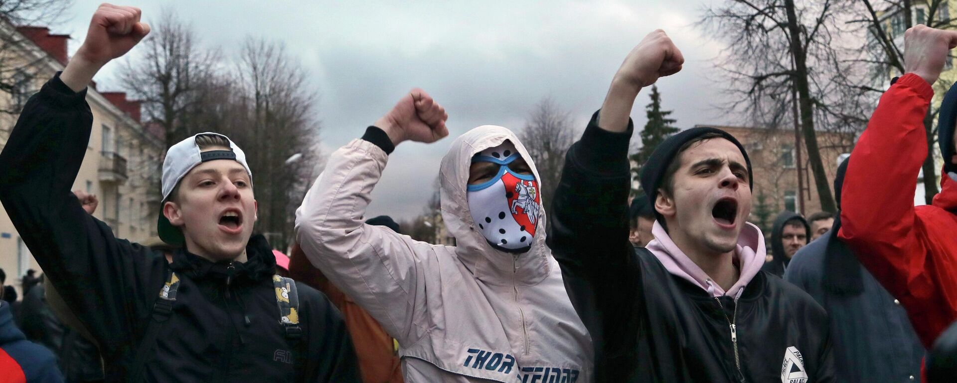 Manifestantes gritam palavras de ordem em comício na cidade de Maladzyechna, a 60 quilômetros a noroeste da capital Minsk, em Belarus - Sputnik Brasil, 1920, 11.02.2026