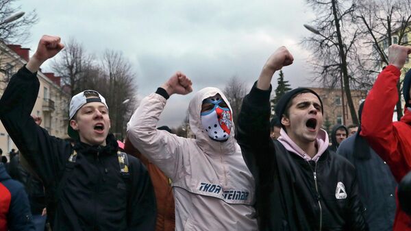 Manifestantes gritam palavras de ordem em comício na cidade de Maladzyechna, a 60 quilômetros a noroeste da capital Minsk, em Belarus - Sputnik Brasil