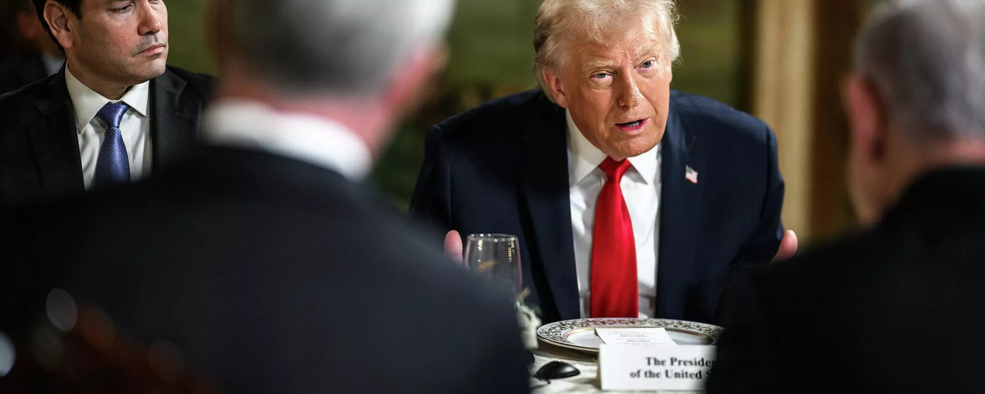 O presidente Donald Trump recebe o primeiro-ministro israelense Benjamin Netanyahu em uma reunião bilateralno clube Mar-a-Lago em Palm Beach, Flórida - Sputnik Brasil, 1920, 13.02.2026