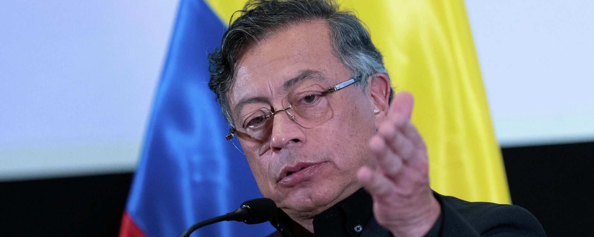O presidente da Colômbia, Gustavo Petro, durante coletiva de imprensa na embaixada colombiana em Washington, em fevereiro de 2026 - Sputnik Brasil, 1920, 17.05.2026