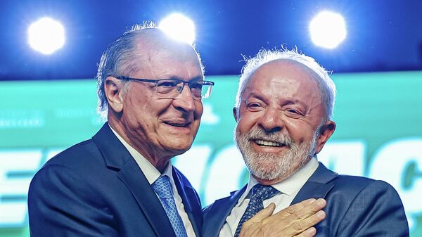 O presidente do Brasil, Luiz Inácio Lula da Silva (à dir.), ao lado do vice-presidente do Brasil, Geraldo Alckmin (à esq.), em evento em São Paulo, em fevereiro de 2026 - Sputnik Brasil