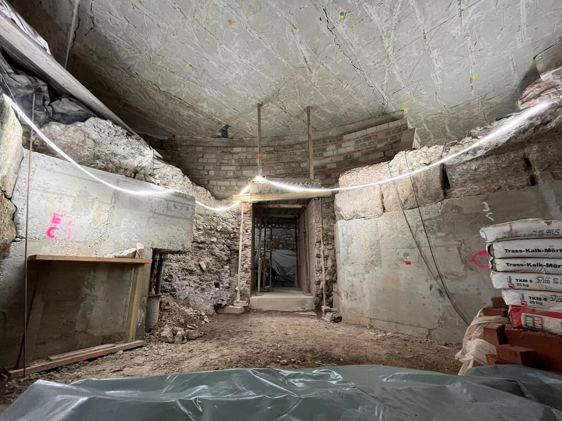 Vista em corte da enorme fundação da abside romana do século IV, descoberta durante as escavações. Vista em corte da enorme fundação da abside romana do século IV, descoberta durante as escavações. - Sputnik Brasil, 1920, 11.02.2026