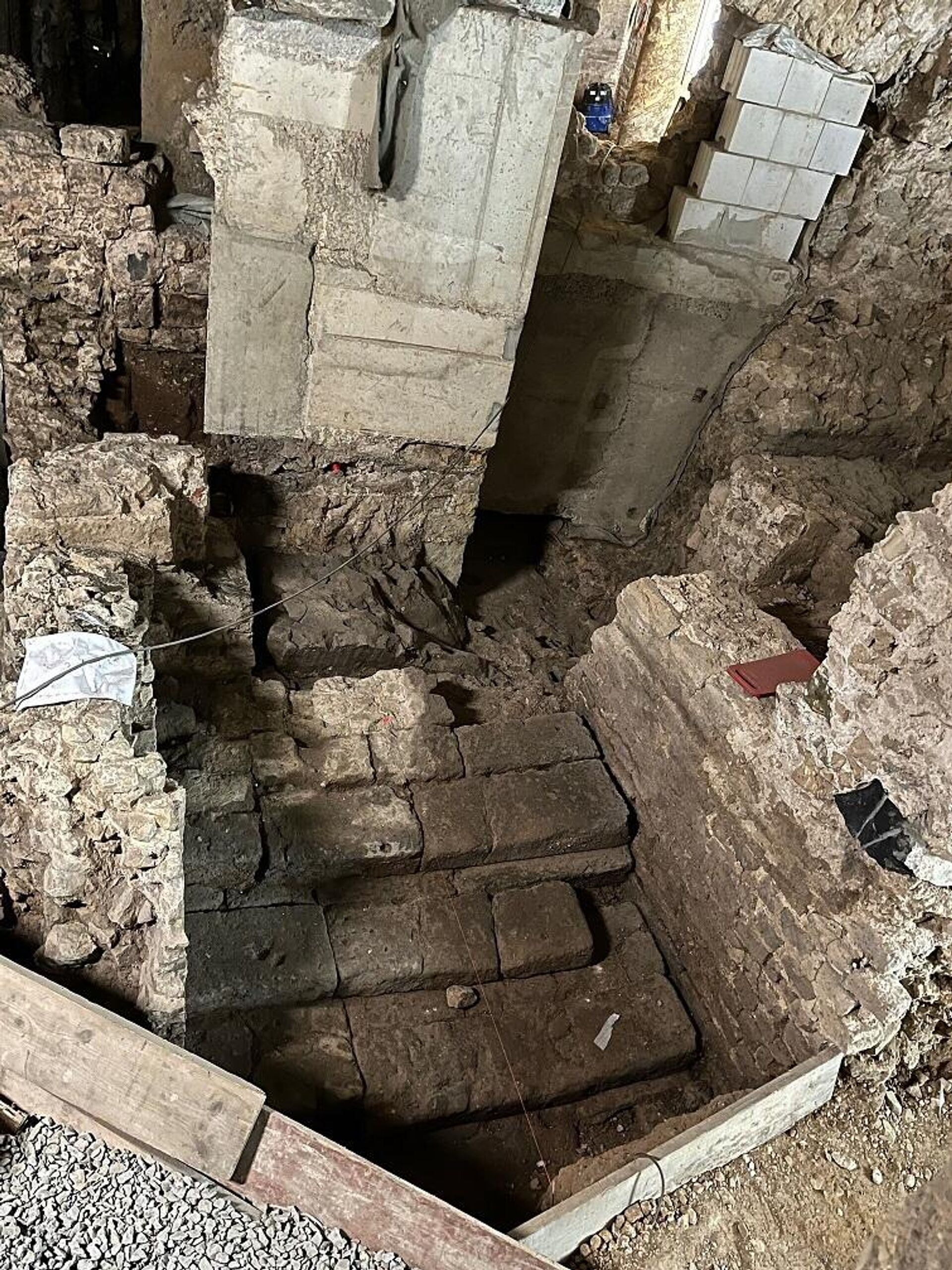 A escadaria romana do século I d.C. possui degraus de pedra raramente preservados, que ligavam os níveis inferiores voltados para o Reno ao complexo elevado do Pretório, descoberta durante escavações. - Sputnik Brasil, 1920, 11.02.2026