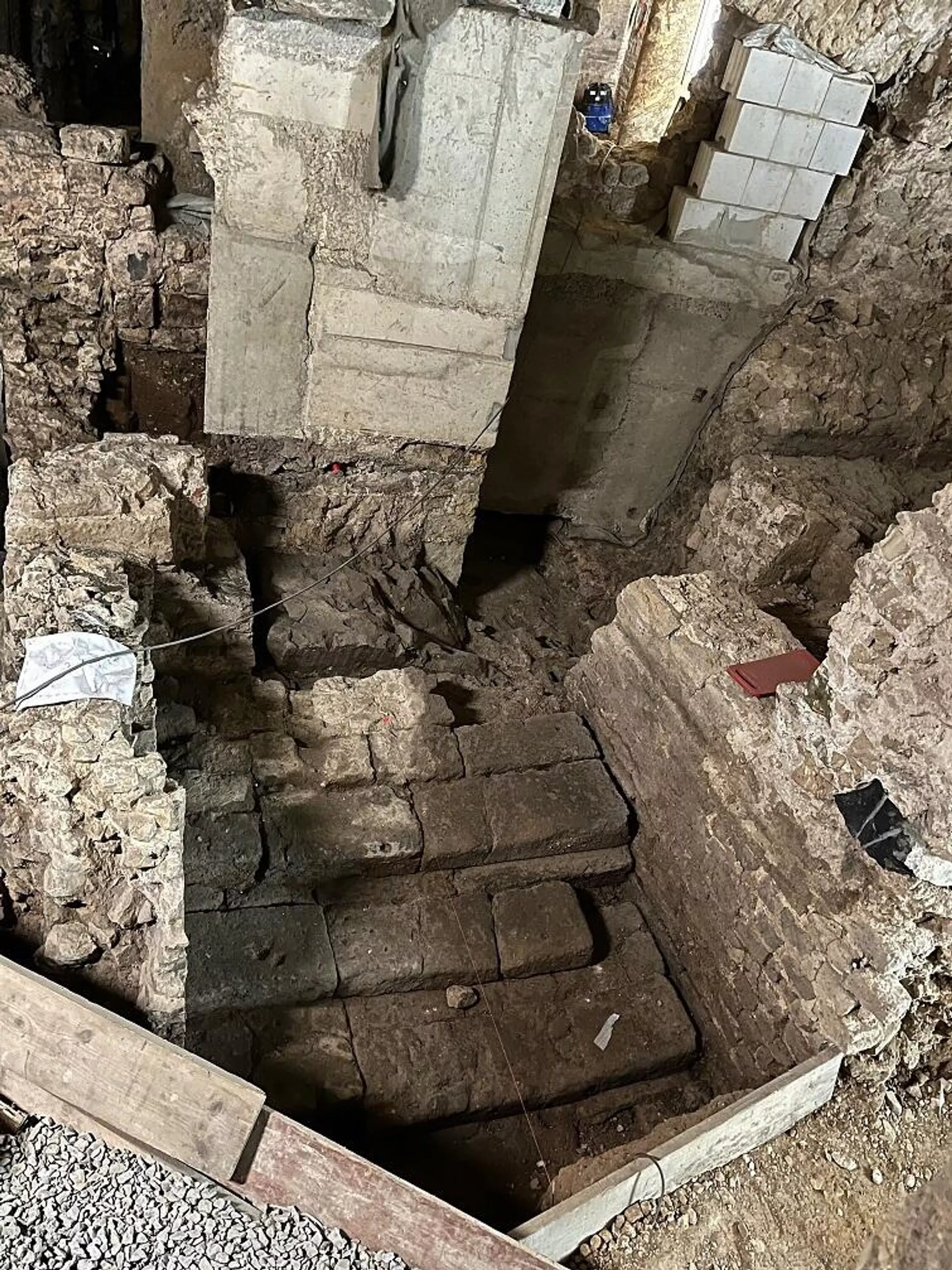 A escadaria romana do século I d.C. possui degraus de pedra raramente preservados, que ligavam os níveis inferiores voltados para o Reno ao complexo elevado do Pretório, descoberta durante escavações. A escadaria romana do século I d.C. possui degraus de pedra raramente preservados, que ligavam os níveis inferiores voltados para o Reno ao complexo elevado do Pretório, descoberta durante escavações. - Sputnik Brasil, 1920, 11.02.2026