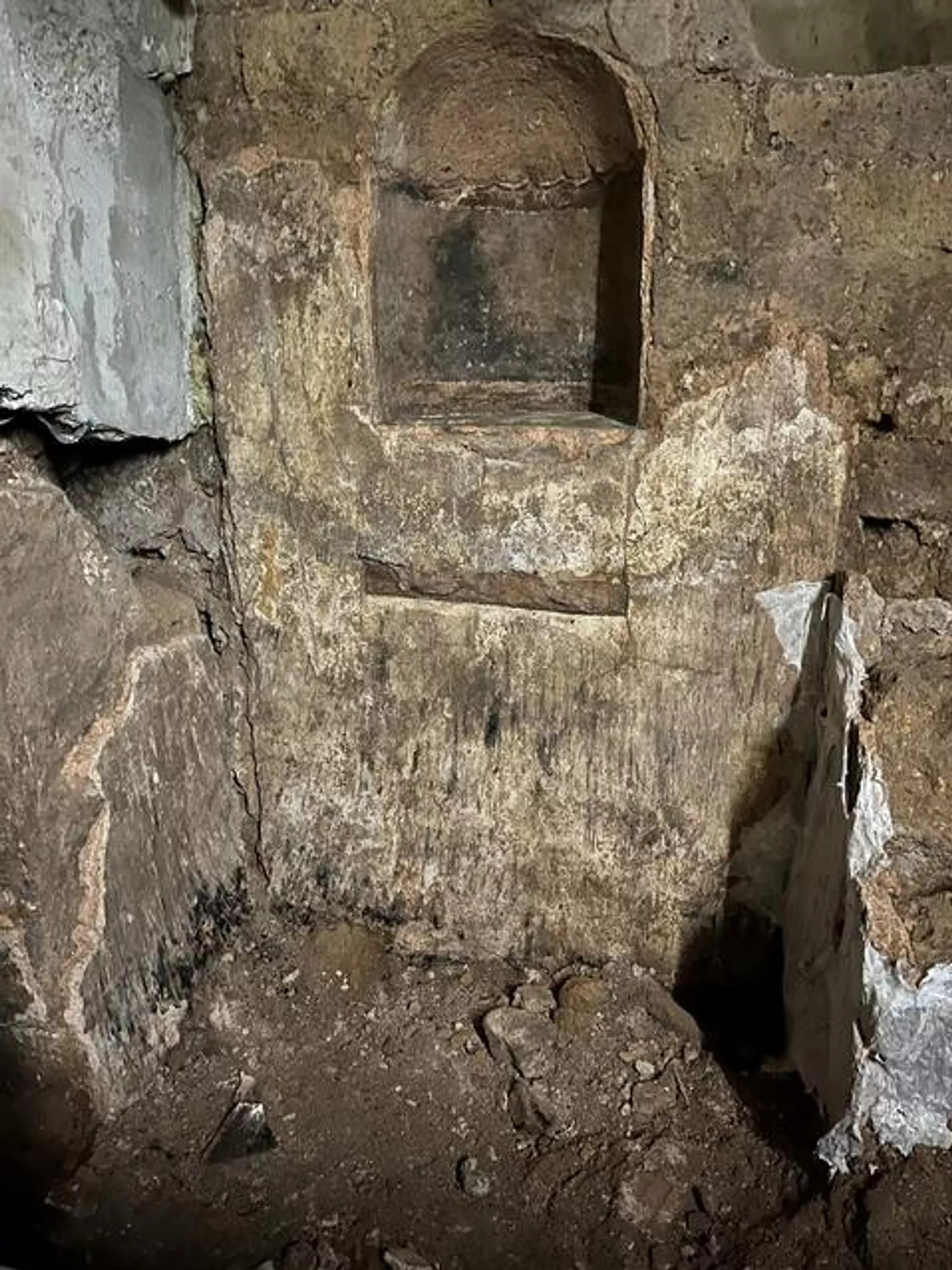 Vista detalhada do nicho do altar de uma casa do século II, com vestígios visíveis da pintura mural original e de elementos estruturais. Vista detalhada do nicho do altar de uma casa do século II, com vestígios visíveis da pintura mural original e de elementos estruturais. - Sputnik Brasil, 1920, 11.02.2026