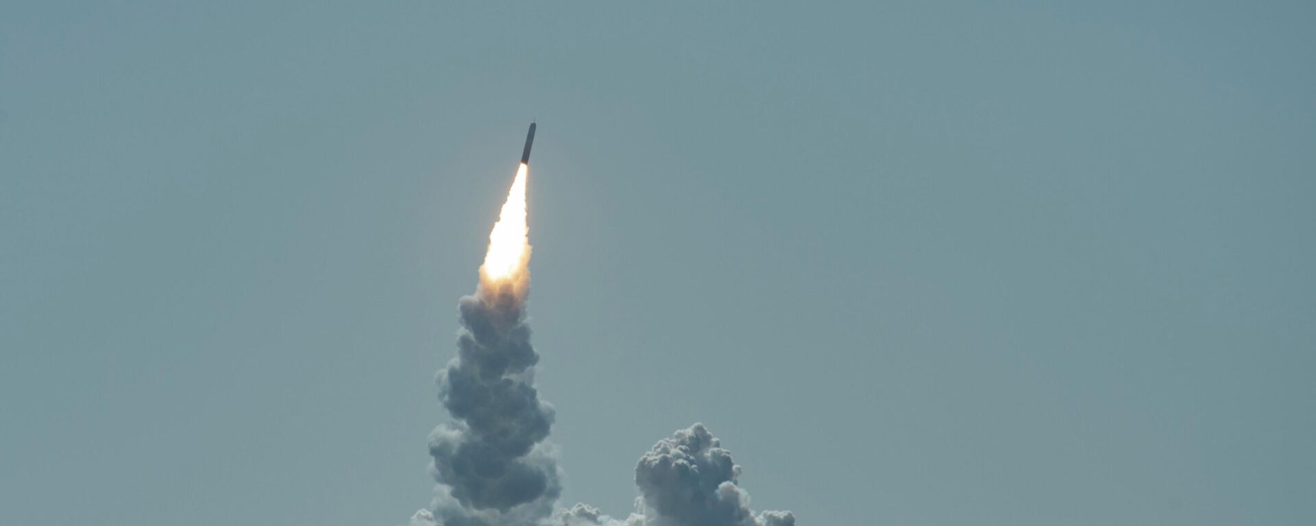 Um míssil Trident II (D5LE) desarmado é lançado do submarino de mísseis balísticos da classe Ohio, USS Maine (SSBN 741), na costa de San Diego, Califórnia, 12 de fevereiro de 2020 - Sputnik Brasil, 1920, 11.02.2026