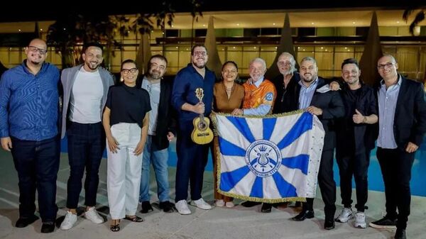 O presidente do Brasil, Luiz Inácio Lula da Silva (de laranja), com a primeira-dama, Janja da Silva (terceira da esquerda para a direita), encontram-se com representantes da Acadêmicos de Niterói, em fevereiro de 2026 - Sputnik Brasil