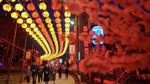 Visitantes caminham em meio a lanternas iluminadas, em preparação para o Ano Novo Lunar, em Pequim, na China. - Sputnik Brasil