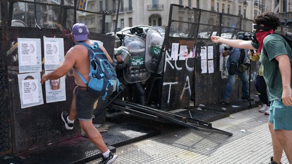 Manifestantes confrontam policiais em protesto contra reforma trabalhista na Argentina. - Sputnik Brasil