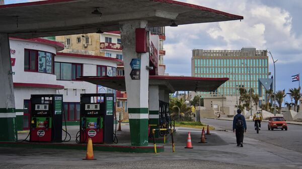 Posto de gasolina próximo à Embaixada dos Estados Unidos em Havana, capital de Cuba, é fechado por falta de combustível, em fevereiro de 2026 - Sputnik Brasil