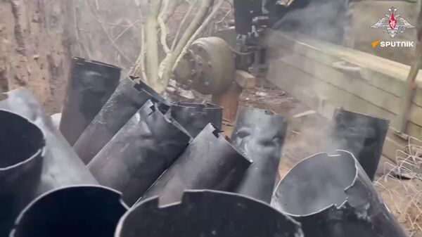 Paraquedistas russos neutralizaram alvos inimigos com fogo de um obuseiro Msta-B, destruindo centros de controle e rampas de lançamento de drones - Sputnik Brasil