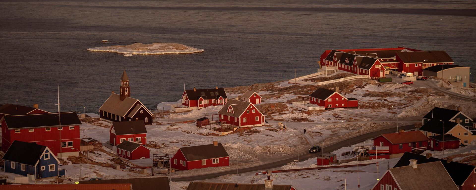 Um grande iceberg é fotografado perto da cidade de Ilulissat, na Groenlândia, 19 de fevereiro de 2025 - Sputnik Brasil, 1920, 12.02.2026