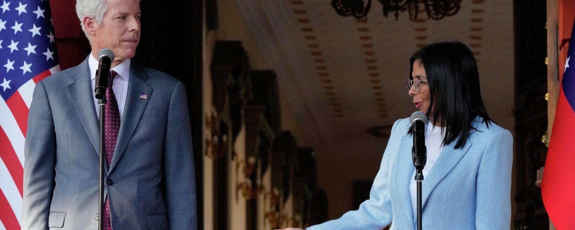 A presidente interina da Venezuela, Delcy Rodríguez, e o secretário de Energia dos EUA, Chris Wright, fazem um pronunciamento conjunto no Palácio de Miraflores, em Caracas, Venezuela, 11 de fevereiro de 2026 - Sputnik Brasil, 1920, 12.02.2026