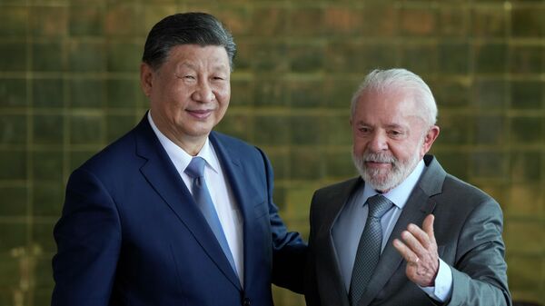 Xi Jinping e Lula posam para fotos após a assinatura de acordos bilaterais no Palácio da Alvorada, em Brasília. Brasil, 20 de novembro de 2024 - Sputnik Brasil