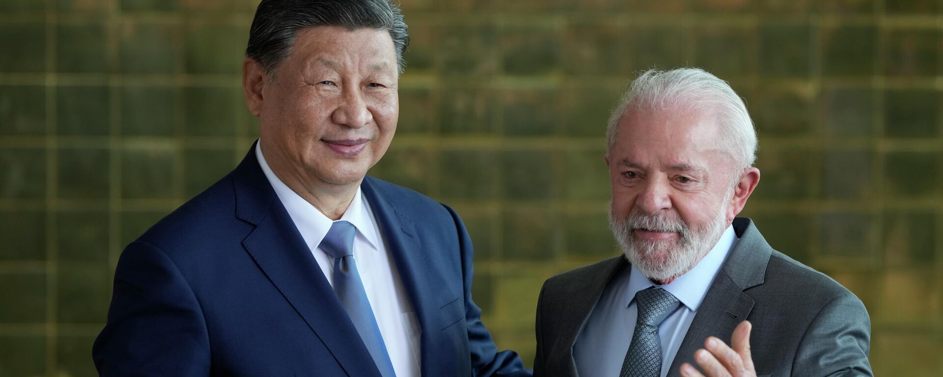 Xi Jinping e Lula posam para fotos após a assinatura de acordos bilaterais no Palácio da Alvorada, em Brasília. Brasil, 20 de novembro de 2024 - Sputnik Brasil, 1920, 13.02.2026