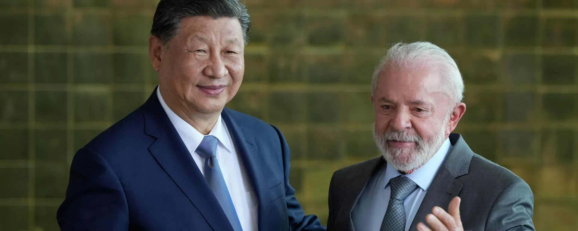 Xi Jinping e Lula posam para fotos após a assinatura de acordos bilaterais no Palácio da Alvorada, em Brasília. Brasil, 20 de novembro de 2024 - Sputnik Brasil, 1920, 13.02.2026