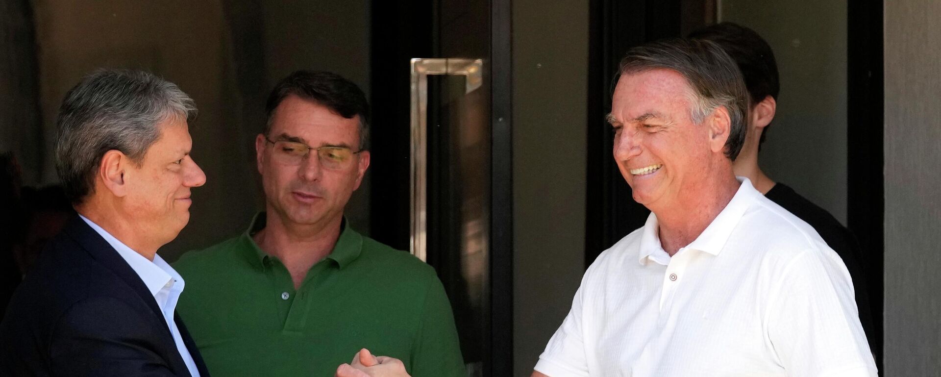 O governador de São Paulo, Tarcísio de Freitas (à esq.), aperta a mão de Jair Bolsonaro em visita à residência do ex-presidente, em Brasília (DF). O senador Flávio Bolsonaro acompanha o cumprimento, em setembro de 2025 - Sputnik Brasil, 1920, 12.02.2026