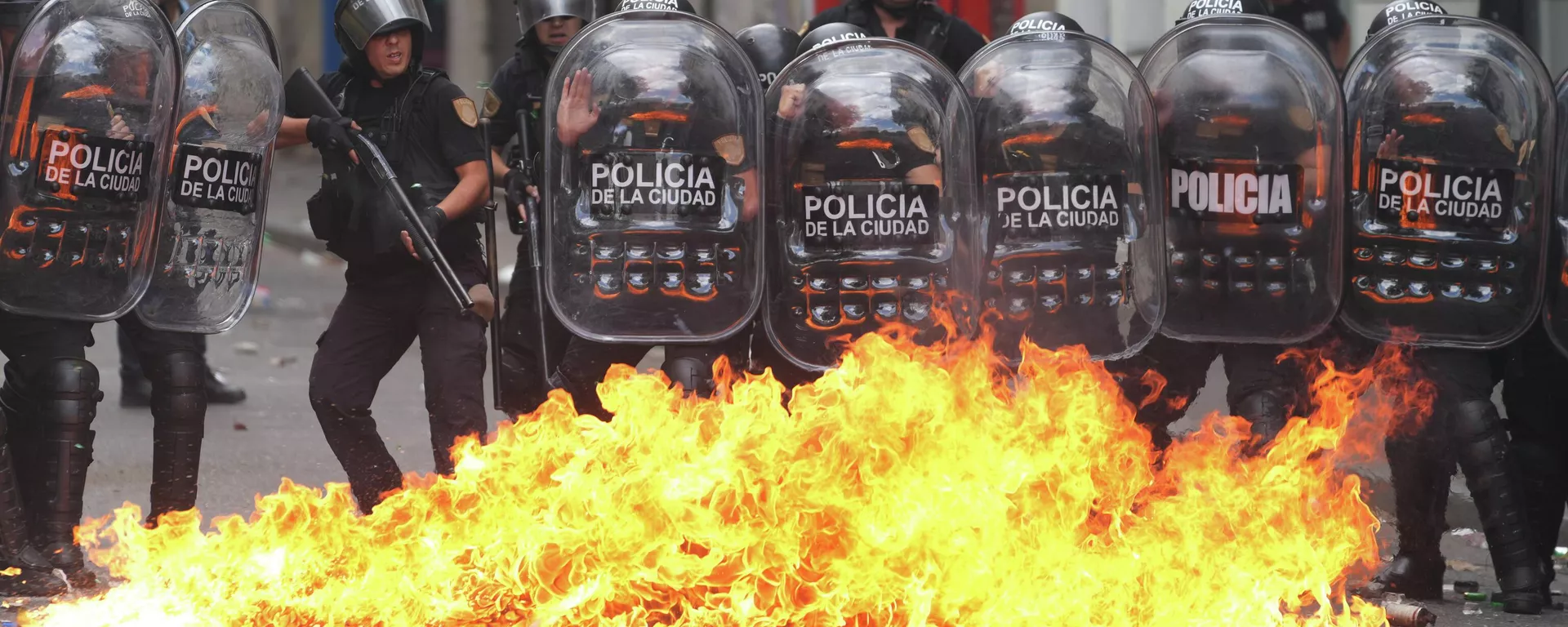 Um grupo de manifestantes contrários à reforma trabalhista de Javier Milei protesta diante da votação do texto, em fevereiro de 2026 - Sputnik Brasil, 1920, 12.02.2026