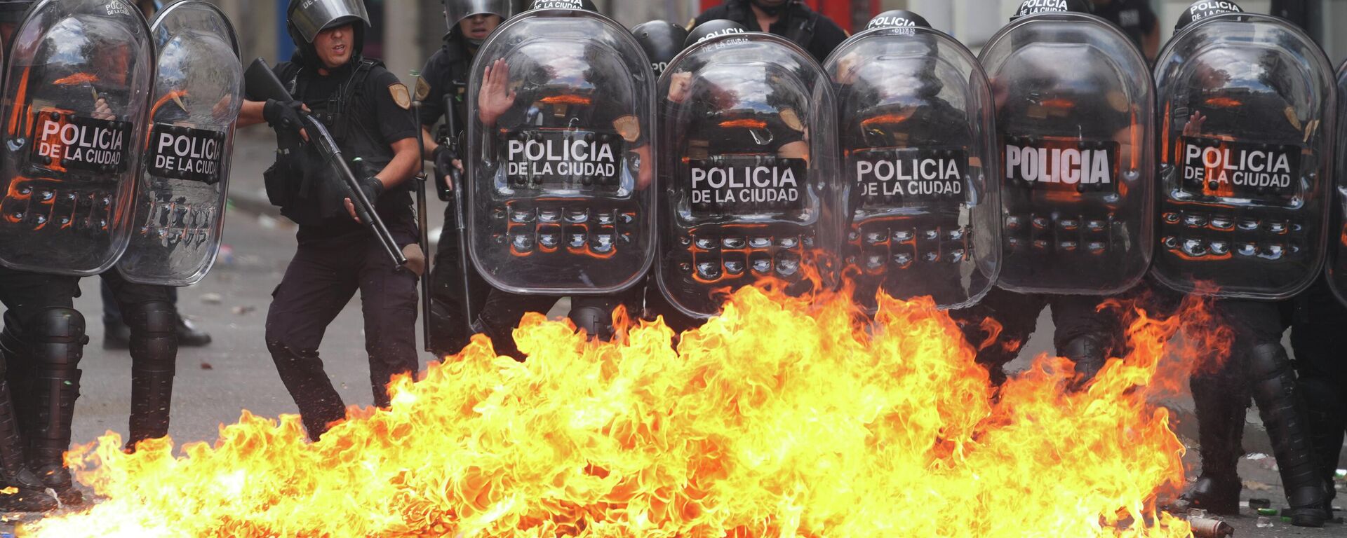 Um grupo de manifestantes contrários à reforma trabalhista de Javier Milei protesta diante da votação do texto, em fevereiro de 2026 - Sputnik Brasil, 1920, 12.02.2026