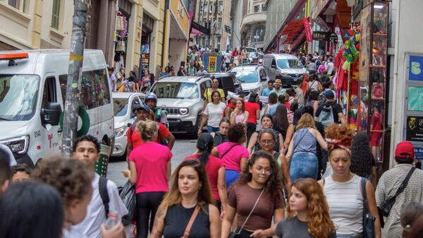 Populares vão ao centro de lojas populares da 25 de Março às vésperas do Carnaval, em São Paulo, em fevereiro de 2026 - Sputnik Brasil