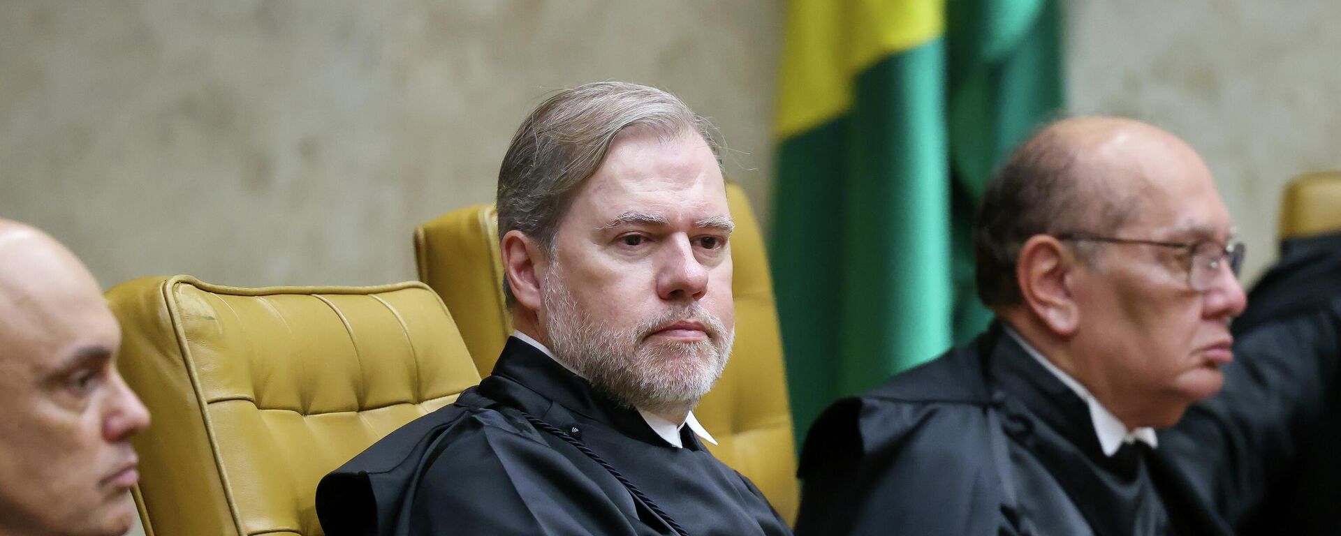 O ministro do Supremo Tribunal Federal (STF) Dias Toffoli (centro) durante sessão solene no STF, em fevereiro de 2026 - Sputnik Brasil, 1920, 13.02.2026