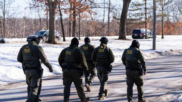 Agentes do ICE durante caminhada em Minneapolis, em janeiro de 2026 - Sputnik Brasil