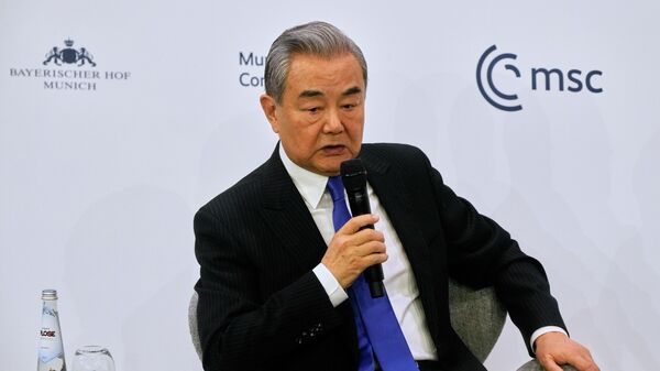 O ministro das Relações Exteriores da China, Wang Yi, discursa durante a Conferência de Segurança de Munique, Alemanha, 14 de fevereiro de 2026 - Sputnik Brasil
